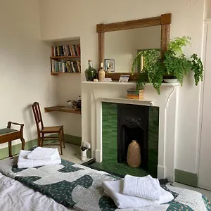 Beautiful Sunlit Rooms, 2 Mins From Beach, Private Garden Bed & Breakfast